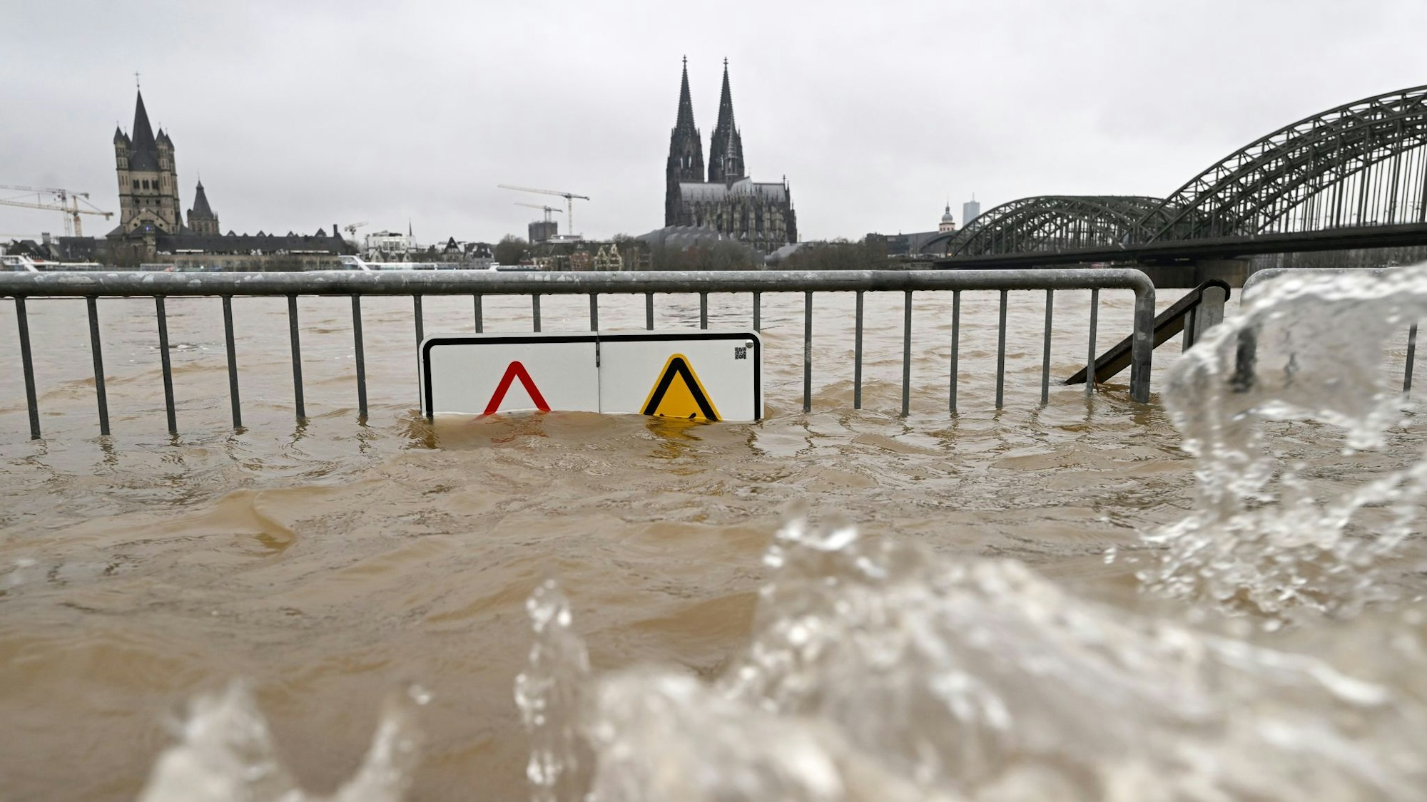 Aus der Ferne sind mitreißende Wasserfluten ein eindrucksvolles Naturschauspiel - solange man selbst nicht betroffen ist. (Archivbild)