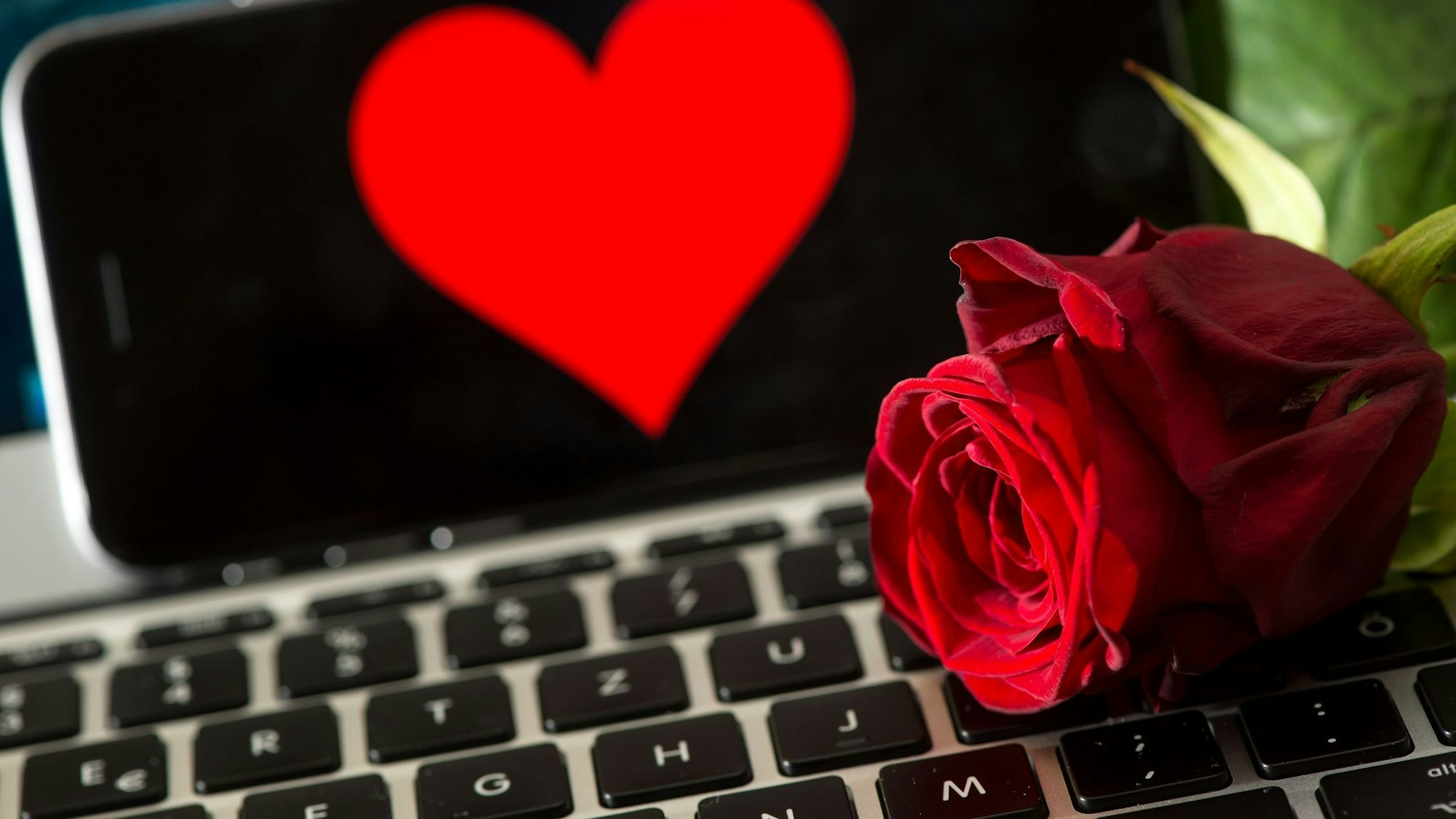 Frust, depressive Verstimmung, Wut: Online-Dating kann nach einer Forsa-Umfrage im Auftrag der KKH bis zum sogenannten Online-Dating-Burnout führen. (Symbolbild)