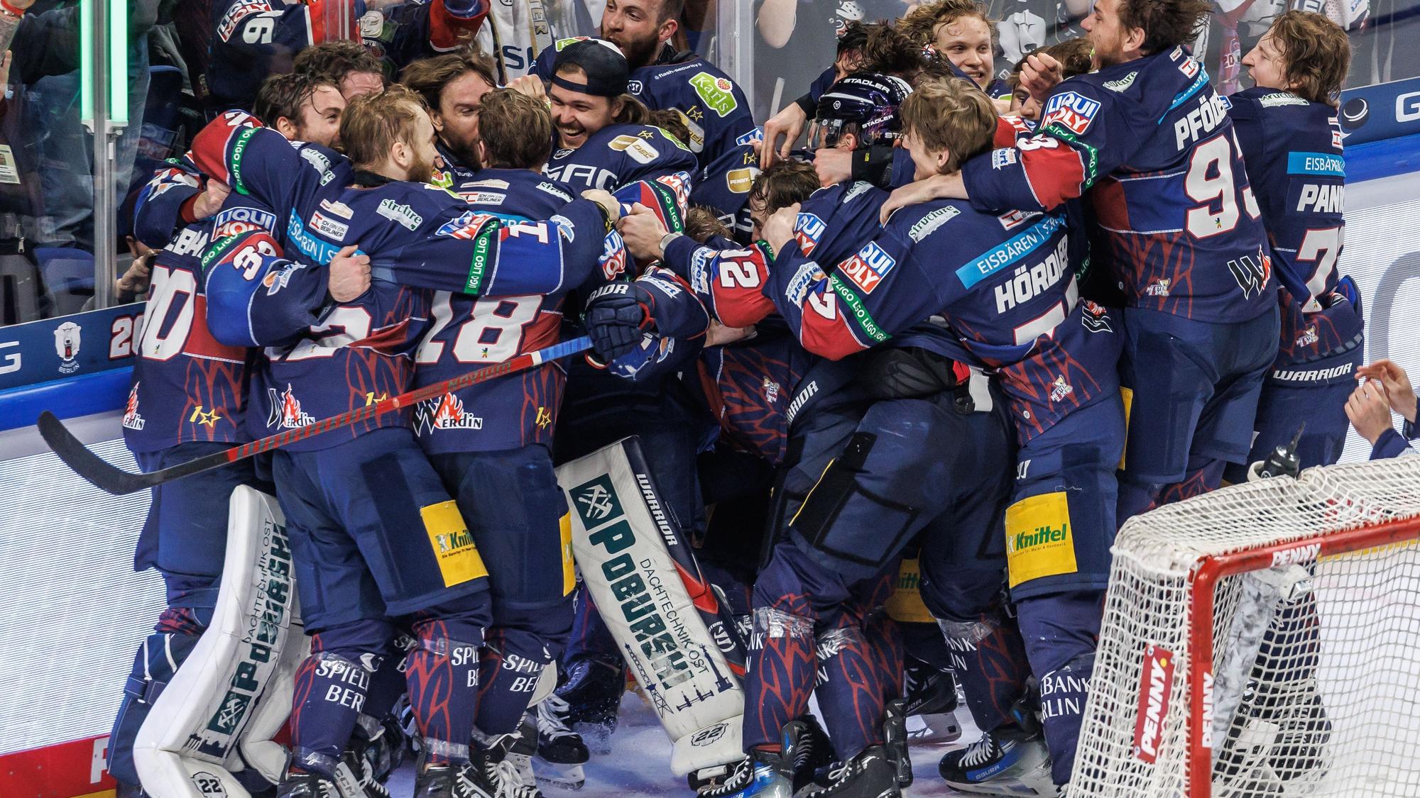 25.04.2025, Berlin: Eishockey: DEL, Eisbären Berlin - Kölner Haie, Meisterschaftsrunde, Finale, 5. Spieltag, Uber Arena. Berlins Spieler jubeln nach dem Sieg zum Deutschen Meister 2025. Foto: Andreas Gora/dpa +++ dpa-Bildfunk +++