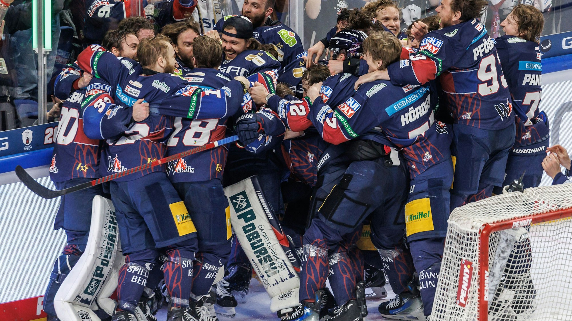 25.04.2025, Berlin: Eishockey: DEL, Eisbären Berlin - Kölner Haie, Meisterschaftsrunde, Finale, 5. Spieltag, Uber Arena. Berlins Spieler jubeln nach dem Sieg zum Deutschen Meister 2025. Foto: Andreas Gora/dpa +++ dpa-Bildfunk +++