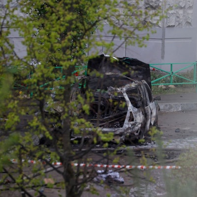 Ein zerstörtes Auto steht vor einem Wohnhaus im Moskauer Vorort Balaschicha.