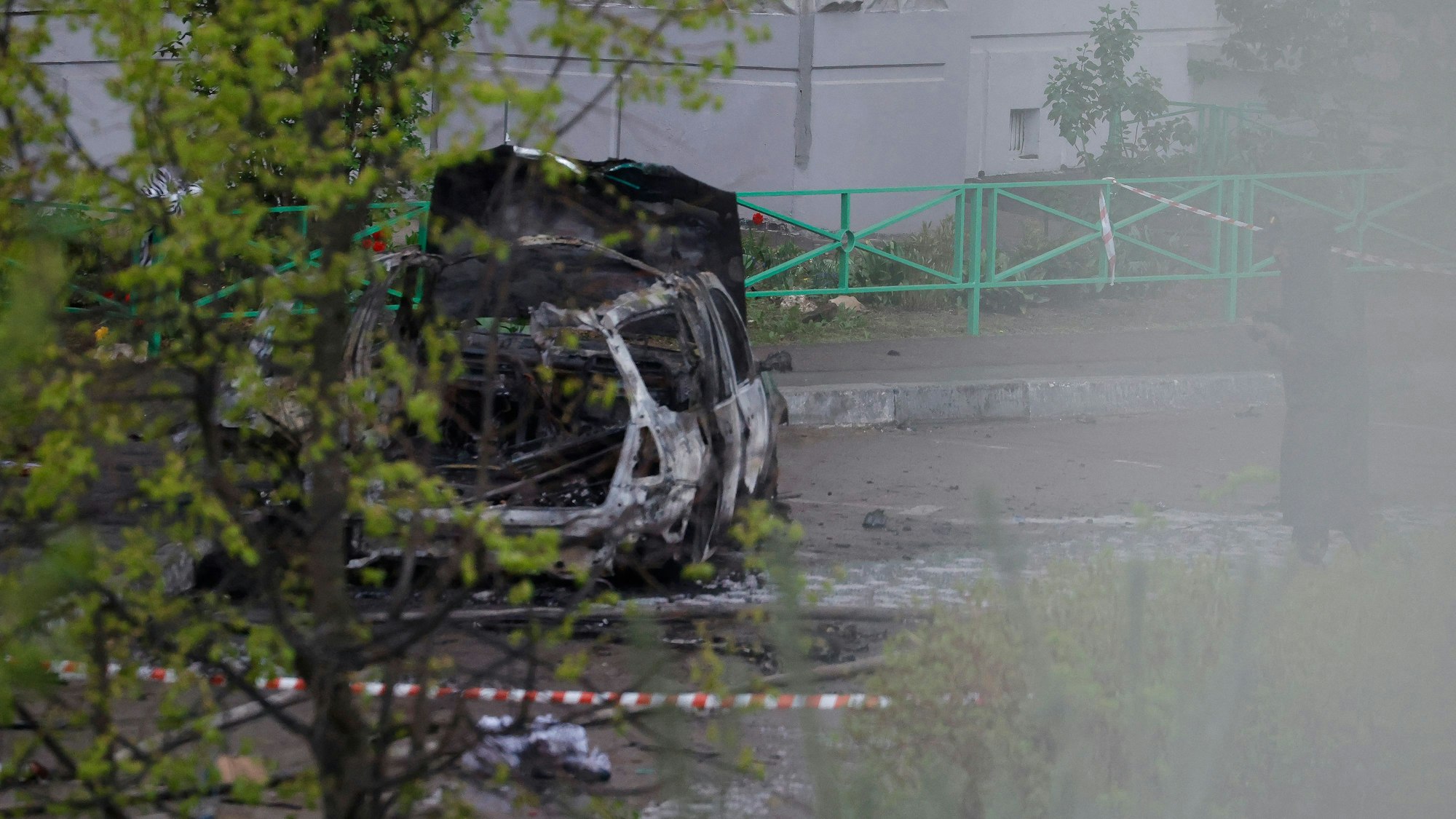 Ein zerstörtes Auto steht vor einem Wohnhaus im Moskauer Vorort Balaschicha.