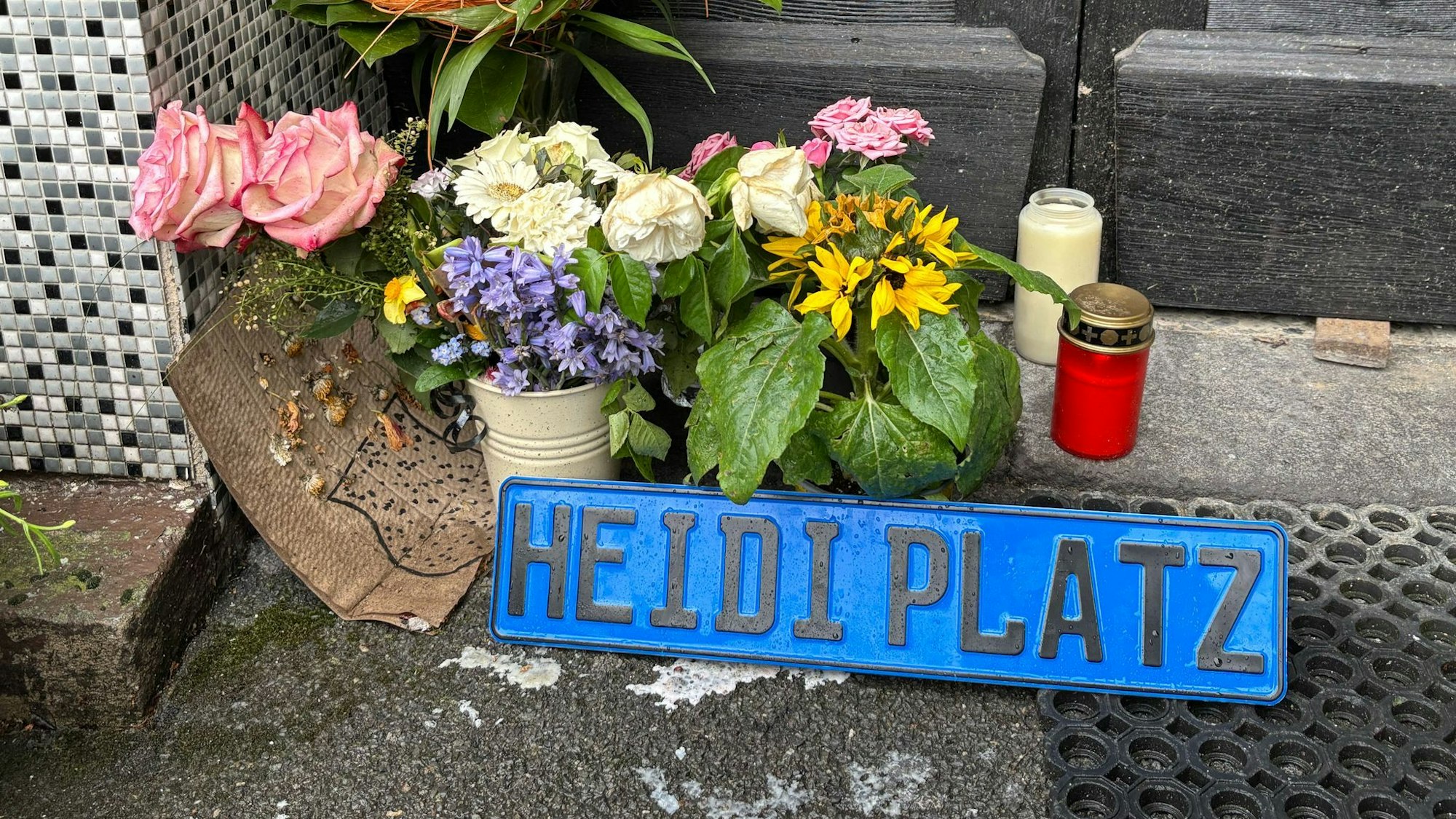 Auf einem Schild steht „Heidi Platz“.