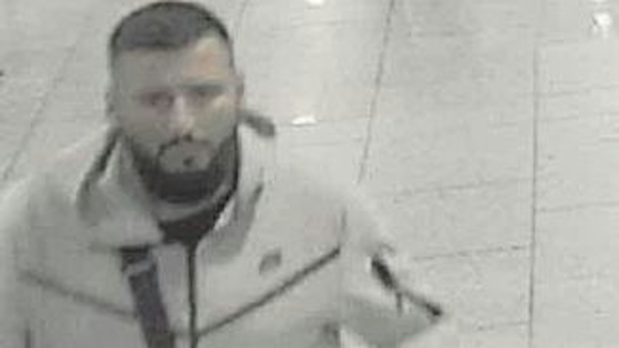 Die Polizei in Nordrhein-Westfalen sucht unter anderem mit diesem Foto nach Hinweisen auf den Beschuldigten Hassan Issa