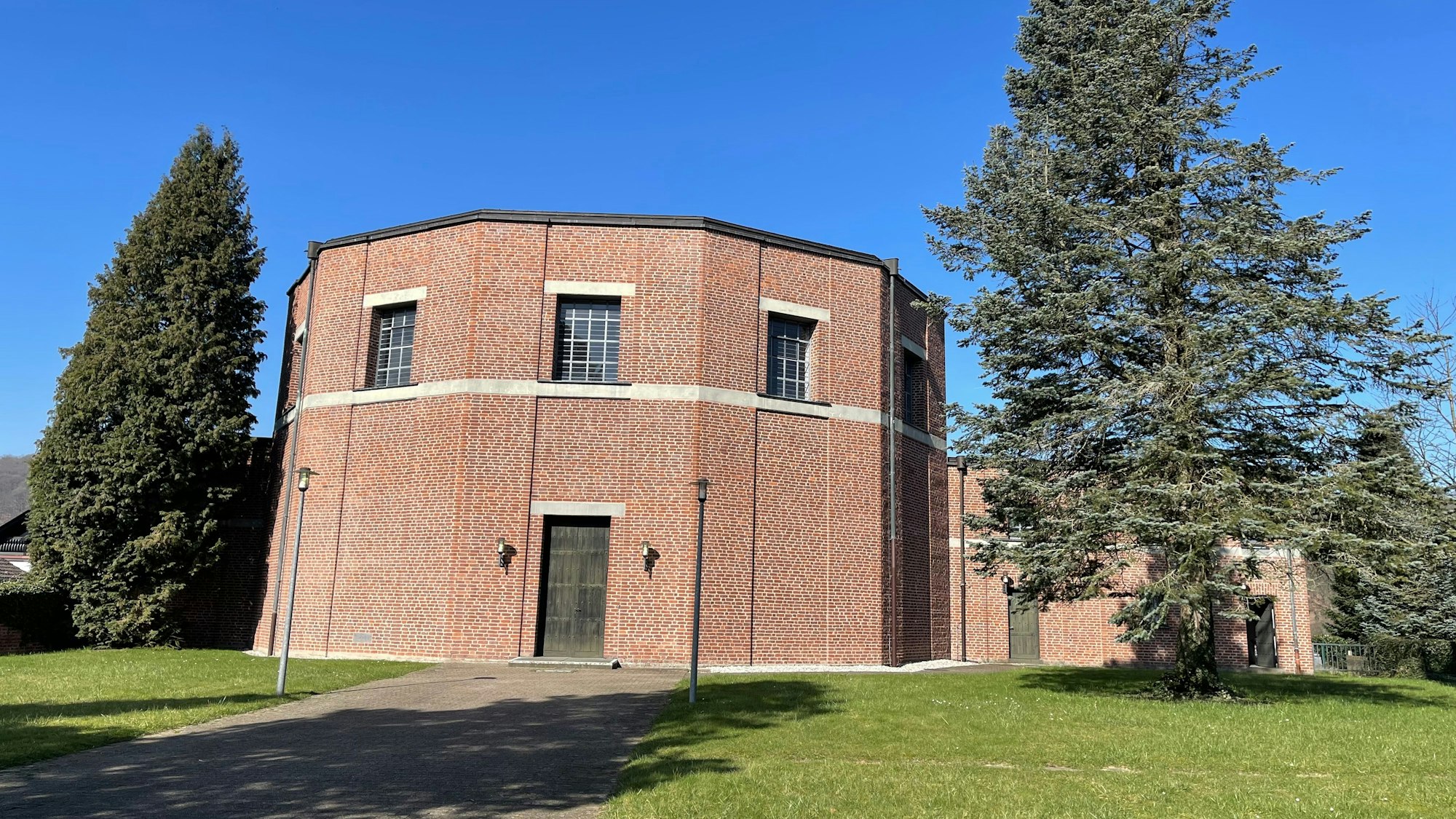 Die profanierte Kirche St. Josef in Eitorf steht unter Denkmalschutz. Das Erzbistum will sie verkaufen.