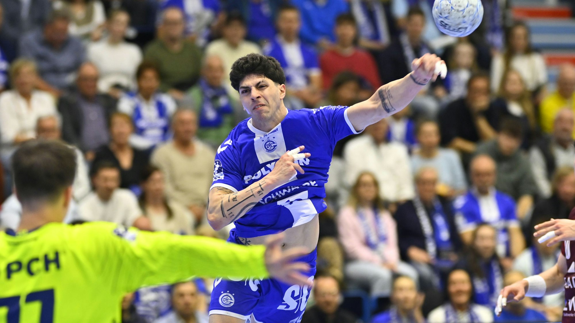 Giorgi Tskhovrebadze beim Wurf.