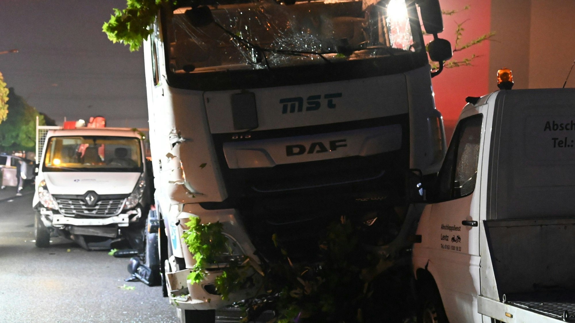 Das Bild zeigt mehrere beschädigte Fahrzeuge.