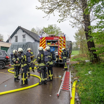 Die Feuerwehr bei einem Brand in einem Wohnhaus im Einsatz.