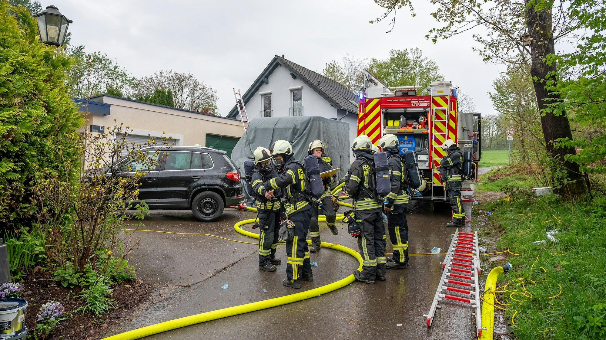 Die Feuerwehr bei einem Brand in einem Wohnhaus im Einsatz.