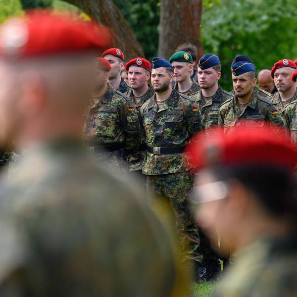 Rekruten beim Gelöbnis: Wer zur Bundeswehr möchte, muss mitunter mit langen Wartezeiten rechnen.
