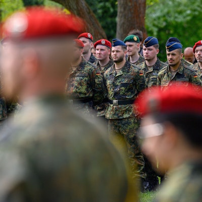 Rekruten beim Gelöbnis: Wer zur Bundeswehr möchte, muss mitunter mit langen Wartezeiten rechnen.
