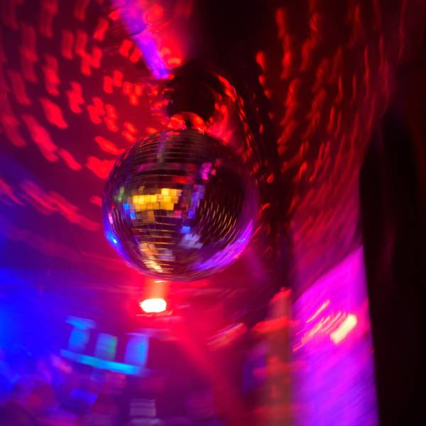 Eine Disco-Kugel dreht sich in einem Club.