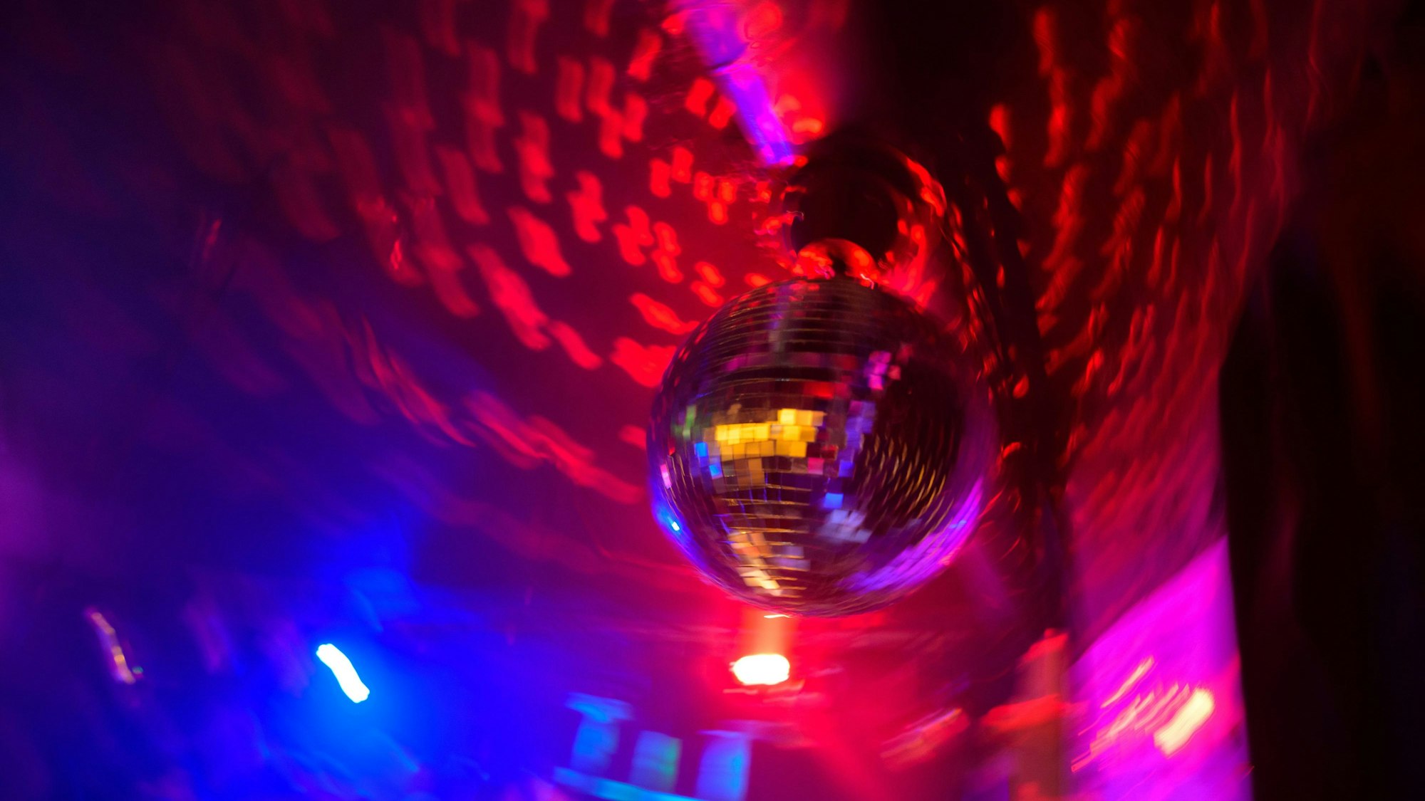 Eine Disco-Kugel dreht sich in einem Club.