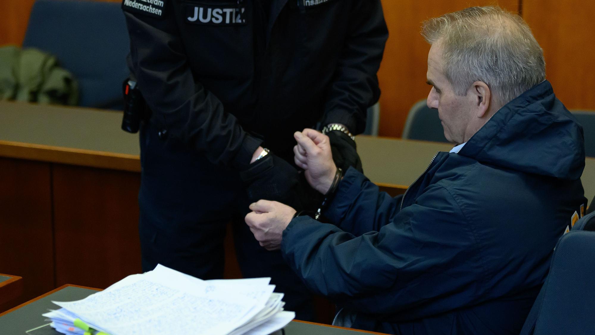 ARCHIV - 31.01.2024, Niedersachsen, Göttingen: Dem angeklagten Rechtsanwalt Reiner Fuellmich werden vor dem Prozessauftakt im Landgericht die Handschellen abgenommen. Dem inhaftierten ehemaligen Spitzenkandidaten der Partei "Die Basis" wird Untreue in zwei Fällen vorgeworfen. (zu dpa: «Ex-Chef der Partei Die Basis zu Haftstrafe verurteilt») Foto: Swen Pförtner/dpa +++ dpa-Bildfunk +++