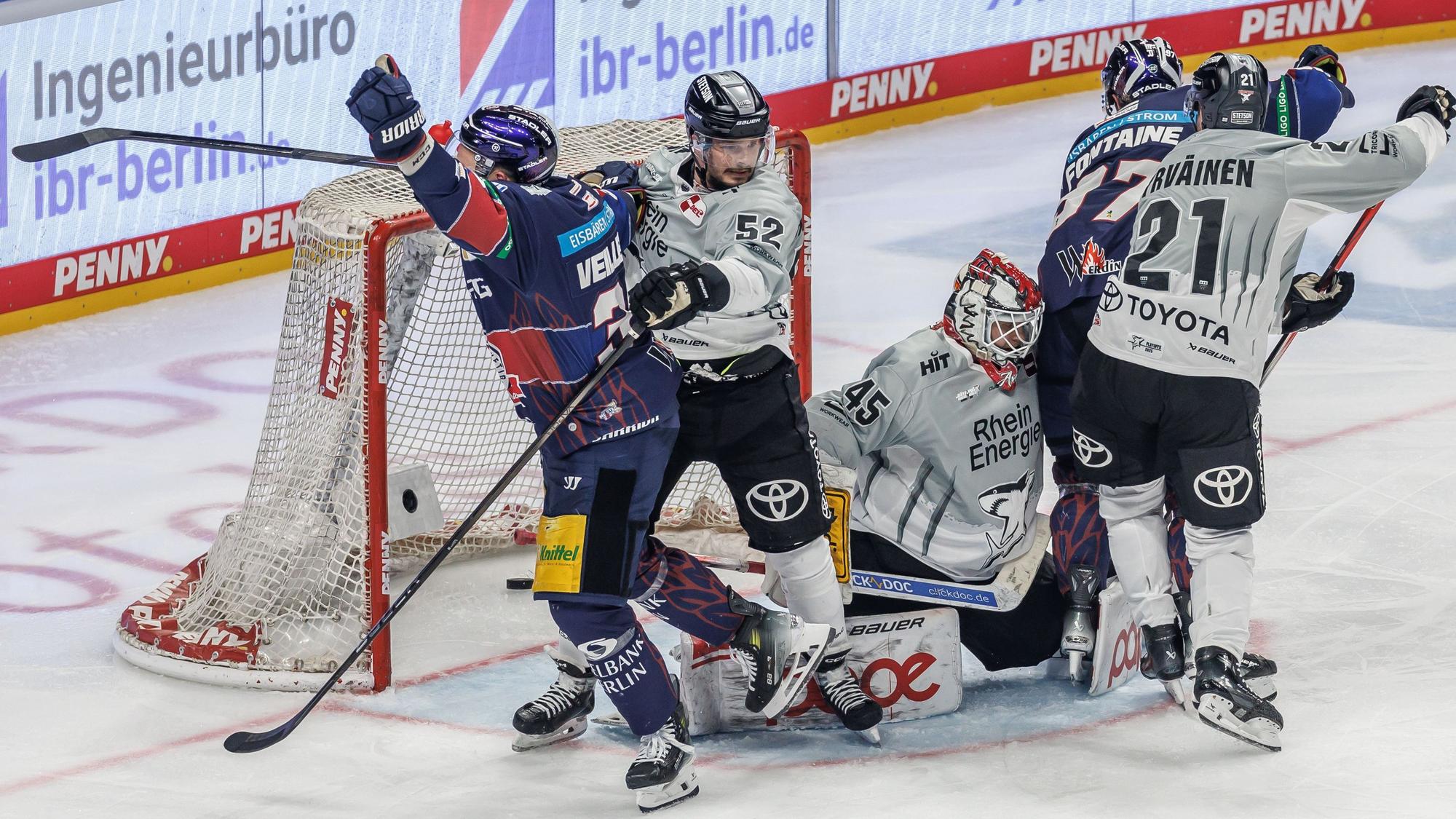 Berlins Yannick Veilleux (l) jubelt nach seinem Treffer zum 5:0. Foto: Andreas Gora/dpa +++ dpa-Bildfunk +++
