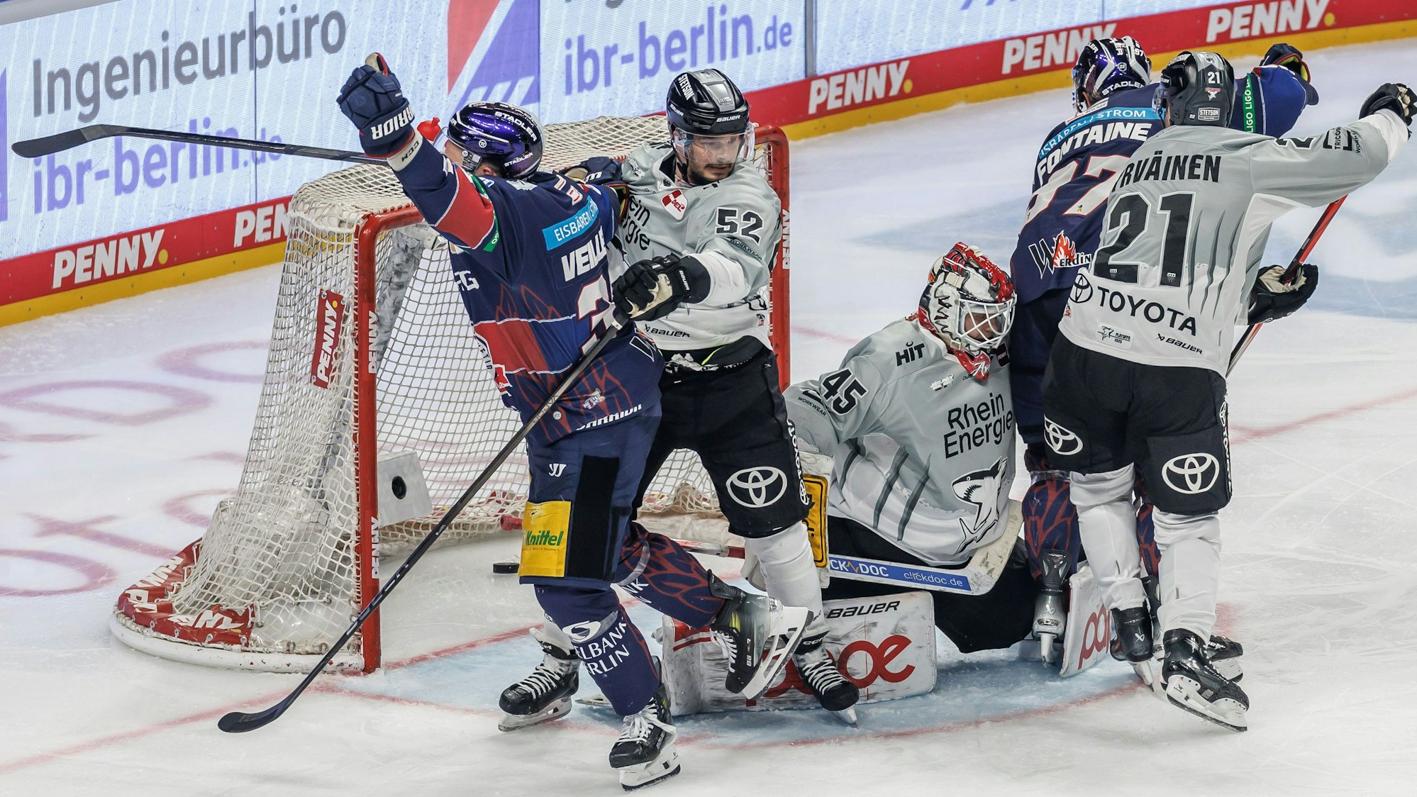 Berlins Yannick Veilleux (l) jubelt nach seinem Treffer zum 5:0. Foto: Andreas Gora/dpa +++ dpa-Bildfunk +++