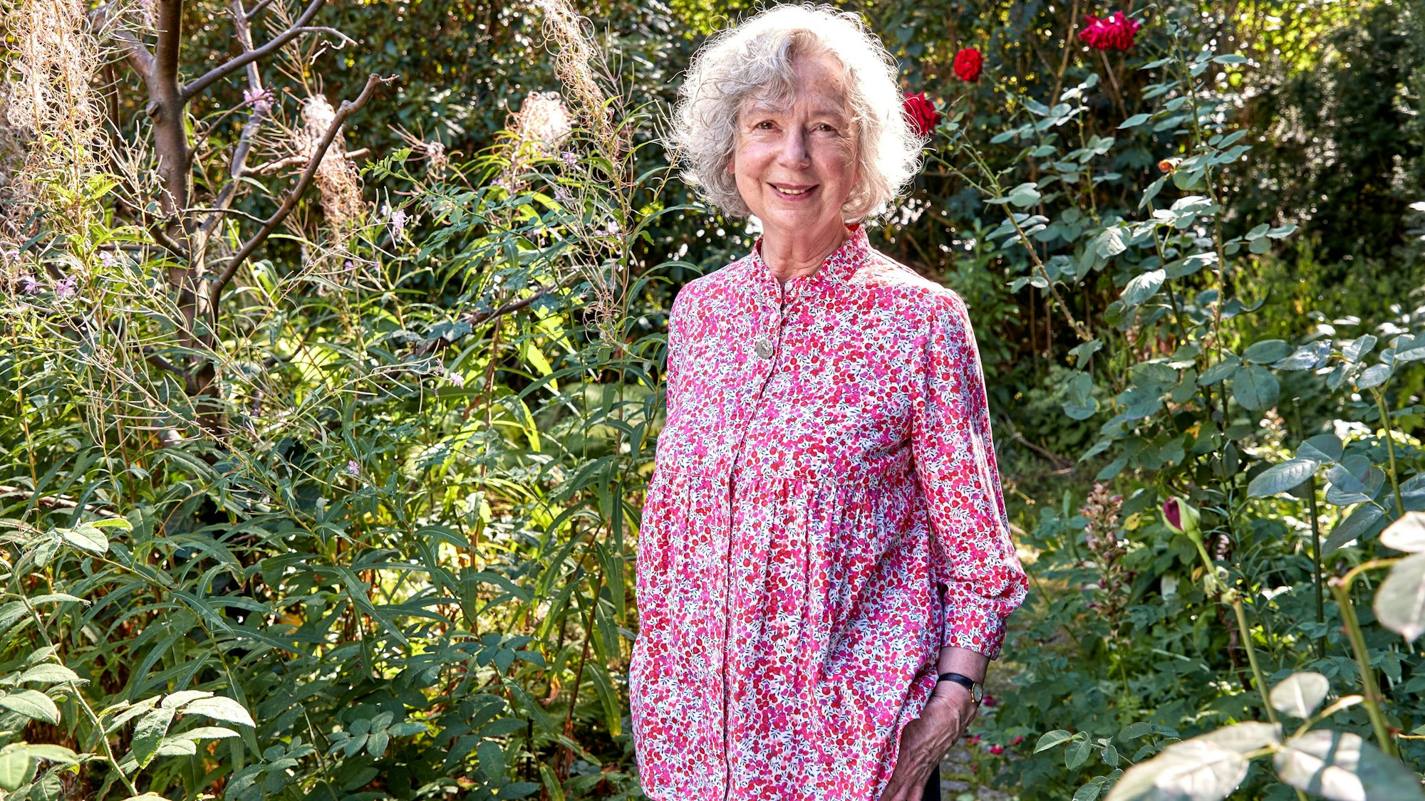 Ulla Hahn, Schriftstellerin, in ihrem Garten.