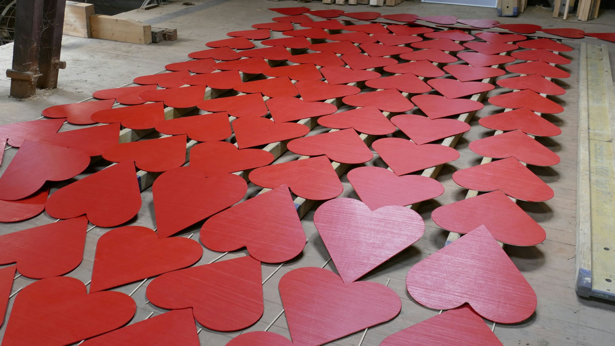 Dutzende von Maiherzen haben Ole (r.) und Fynn Schmitz in den Tagen vor dem 30. April in ihrer heimischen Scheune vorbereitet.