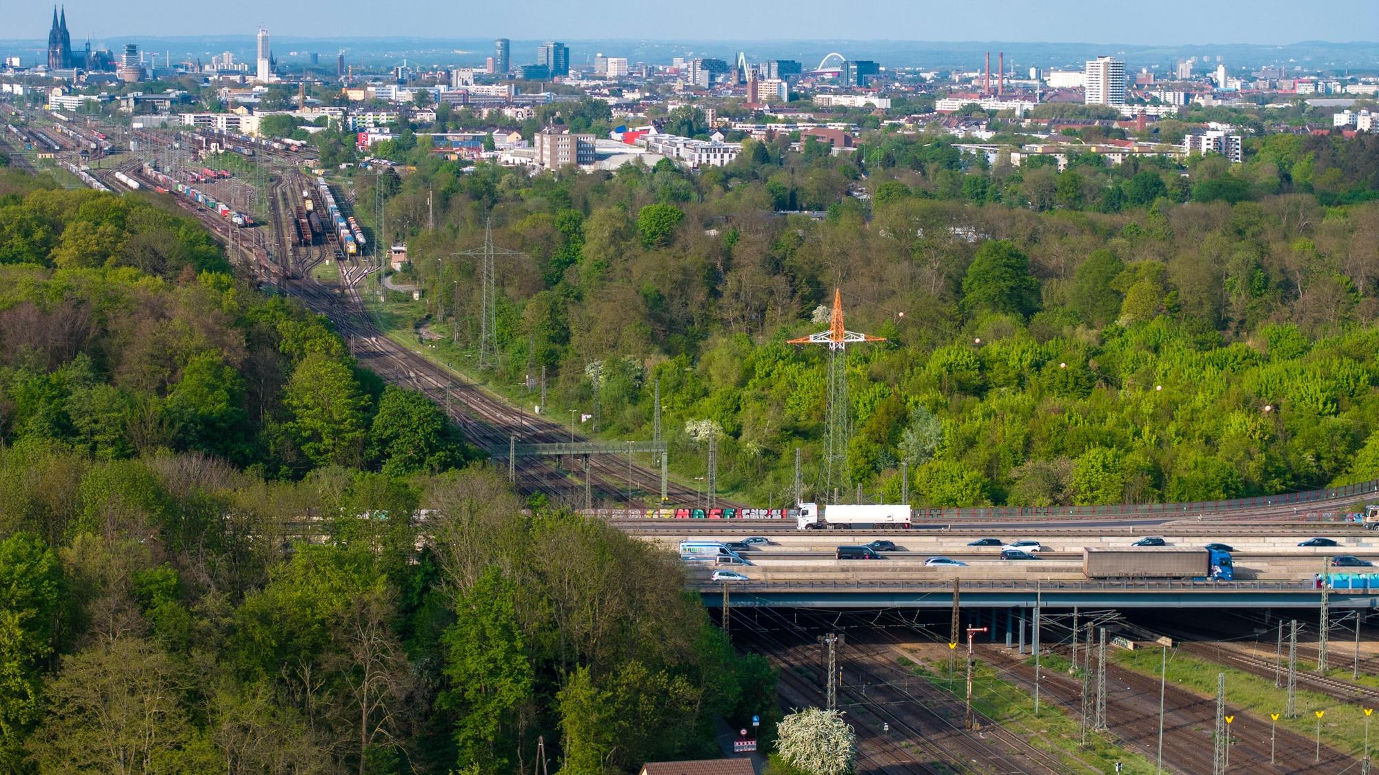 Das Bild ist eine Luftaufnahme und zeigt eine Autobahnbrücke an der A4 im Bereich Klettenberg/ Eifeltor.