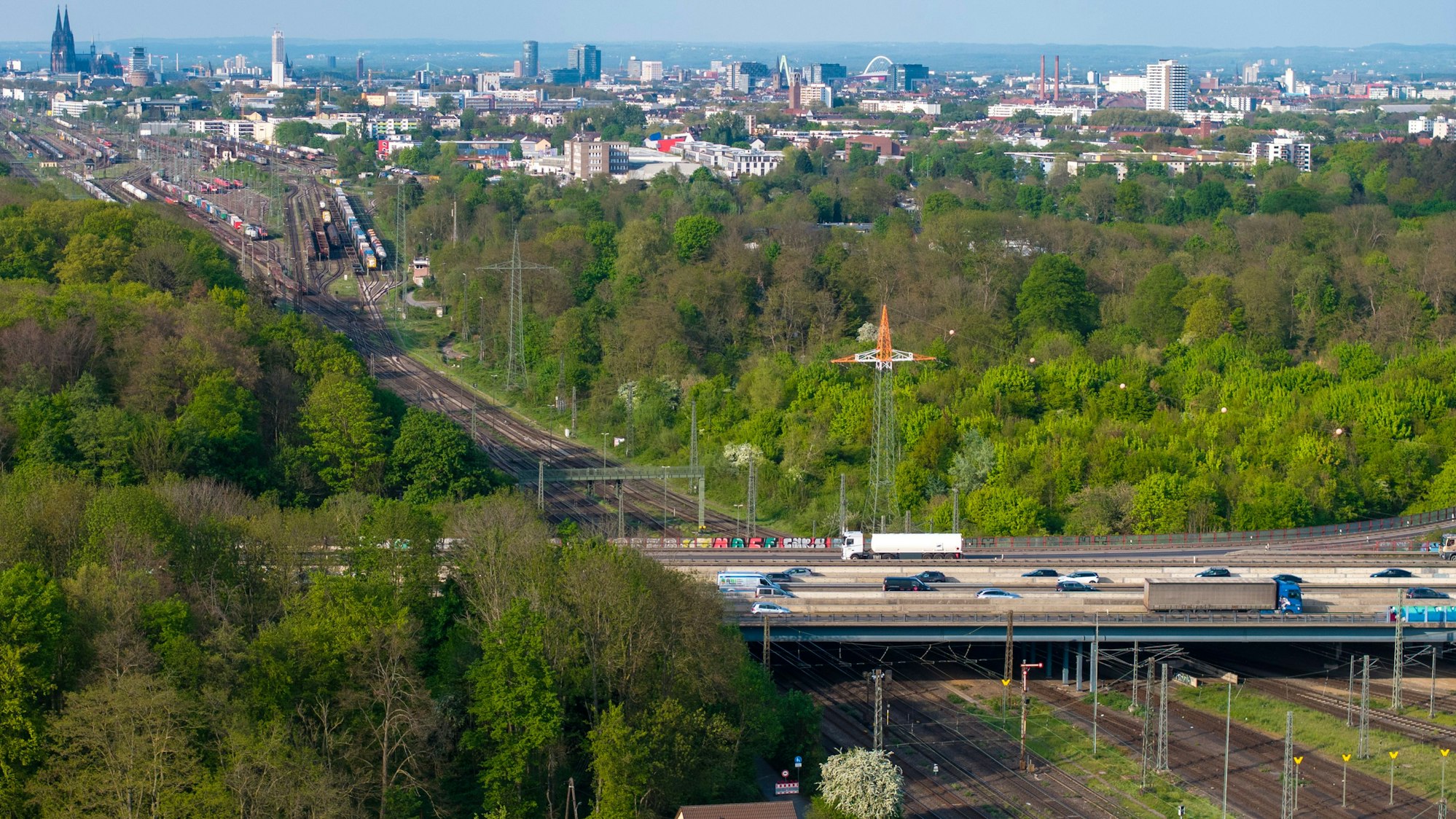 Das Bild ist eine Luftaufnahme und zeigt eine Autobahnbrücke an der A4 im Bereich Klettenberg/ Eifeltor.