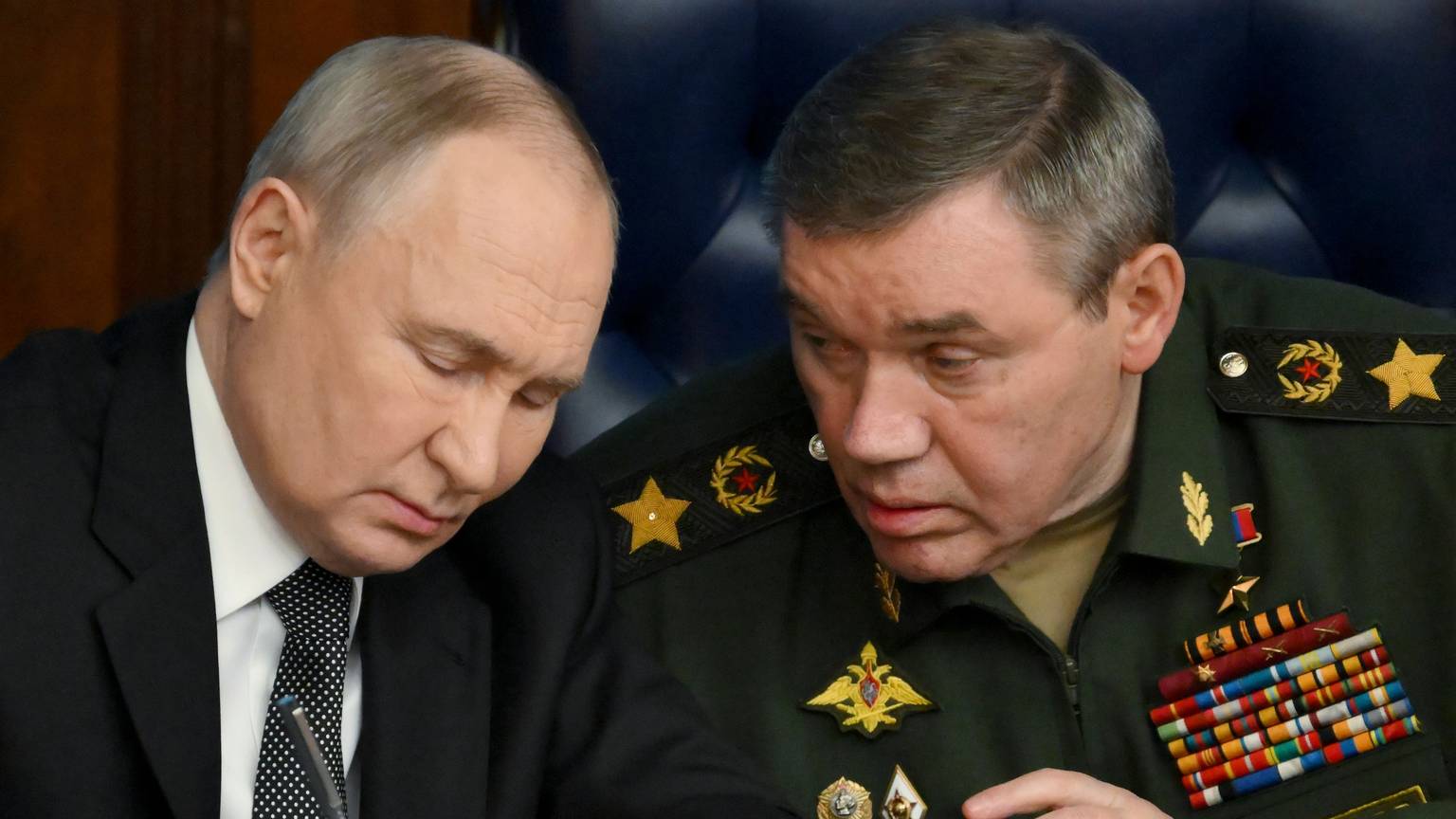 Kremlchef Wladimir Putin (l.) mit dem russischen Generalstabschef General Waleri Gerassimow während einer erweiterten Sitzung des Verteidigungsministeriums. (Archivbild)