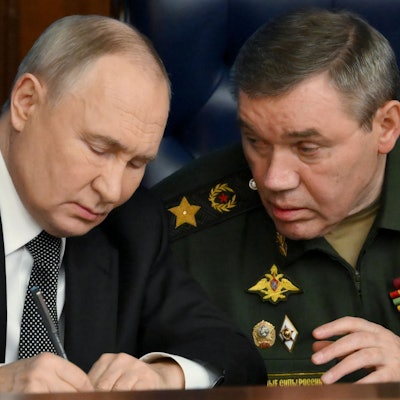 Kremlchef Wladimir Putin (l.) mit dem russischen Generalstabschef General Waleri Gerassimow während einer erweiterten Sitzung des Verteidigungsministeriums. (Archivbild)