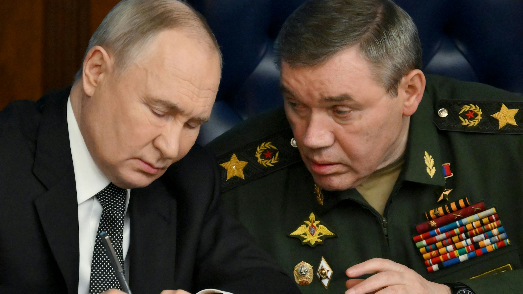 Der russische Präsident Wladimir Putin (l) mit dem russischen Generalstabschef General Waleri Gerassimow während einer Sitzung des Verteidigungsministeriums. (Archivbild)