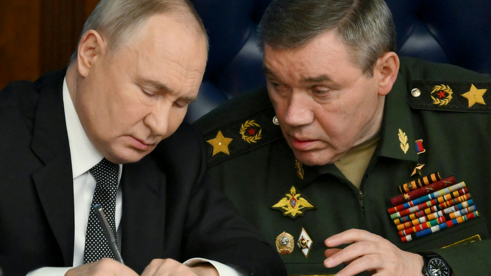 Kremlchef Wladimir Putin (l.) mit dem russischen Generalstabschef General Waleri Gerassimow während einer erweiterten Sitzung des Verteidigungsministeriums. (Archivbild)