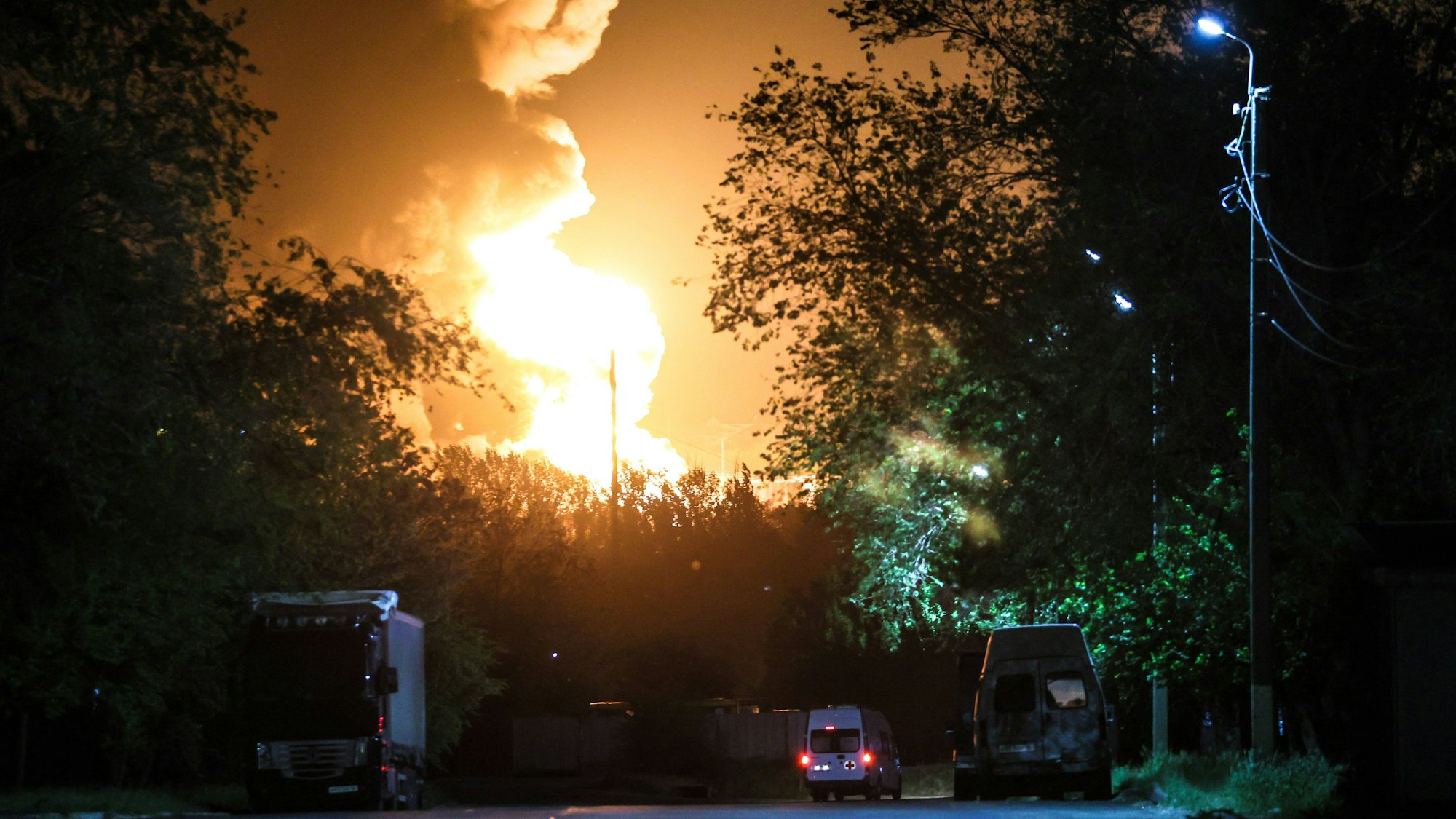 Nach einem Angriff auf ein russisches Munitionsdepot ist es zu einem Großbrand gekommen. (Symbolbild)