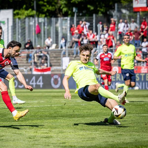 3. Liga: FC Viktoria Köln - SV Wehen Wiesbaden, 26.04.2025 Torschuss zum 1:0 durch Albion Vrenezi FC Viktoria Köln, 10 Köln, 26.04.2025, 35. Spieltag der 3. Fußball-Liga, FC Viktoria Köln - SV Wehen Wiesbaden im Sportpark Hoehenberg in Köln. Die DFL-Bestimmungen verbieten die Verwendung von Fotografien als Bildsequenzen und / oder Quasi-Videos. *** 3 Liga FC Viktoria Köln SV Wehen Wiesbaden, 26 04 2025 Goal shot to 1 0 by Albion Vrenezi FC Viktoria Köln, 10 Köln, 26 04 2025, 35 Matchday of the 3 Football League, FC Viktoria Köln SV Wehen Wiesbaden at Sportpark Hoehenberg in Cologne The DFL regulations prohibit the use of photographs as image sequences and or quasi videos Copyright: xBEAUTIFULxSPORTS/LeahxKohringx