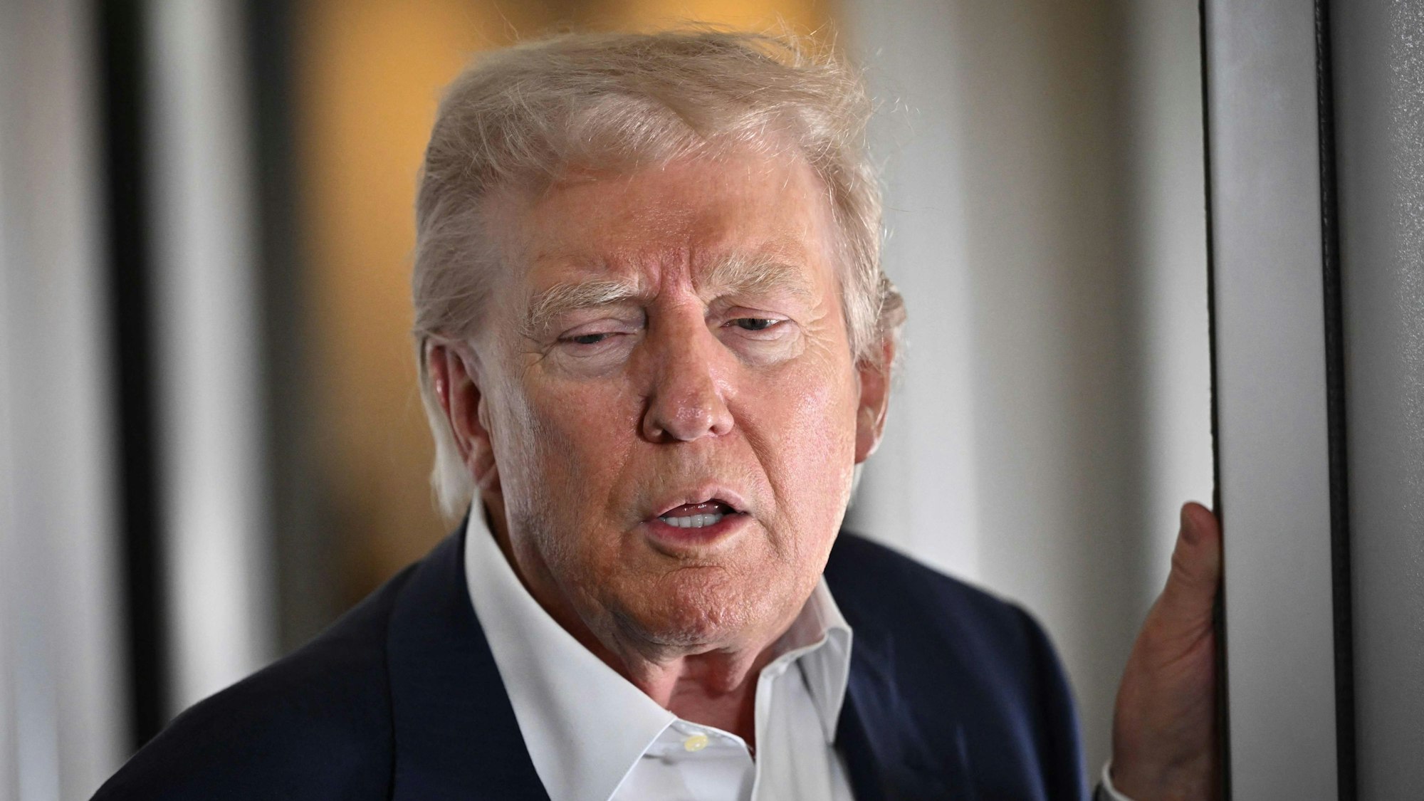 Kritik wächst über Migrationsentscheidungen unter Trump; ein Richter untersucht die Abschiebung einer zweijährigen US-Bürgerin.