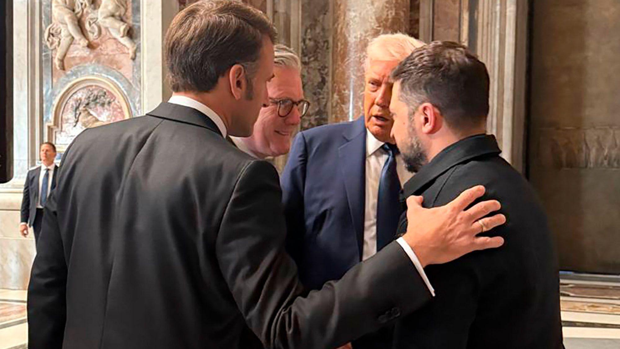Wolodymyr Selenskyj (r), Präsident Donald Trump (2.v.r), der französische Präsident Emmanuel Macron (l) und der britische Premierminister Keir Starmer bei der Beerdigung von Papst Franziskus im Vatikan.