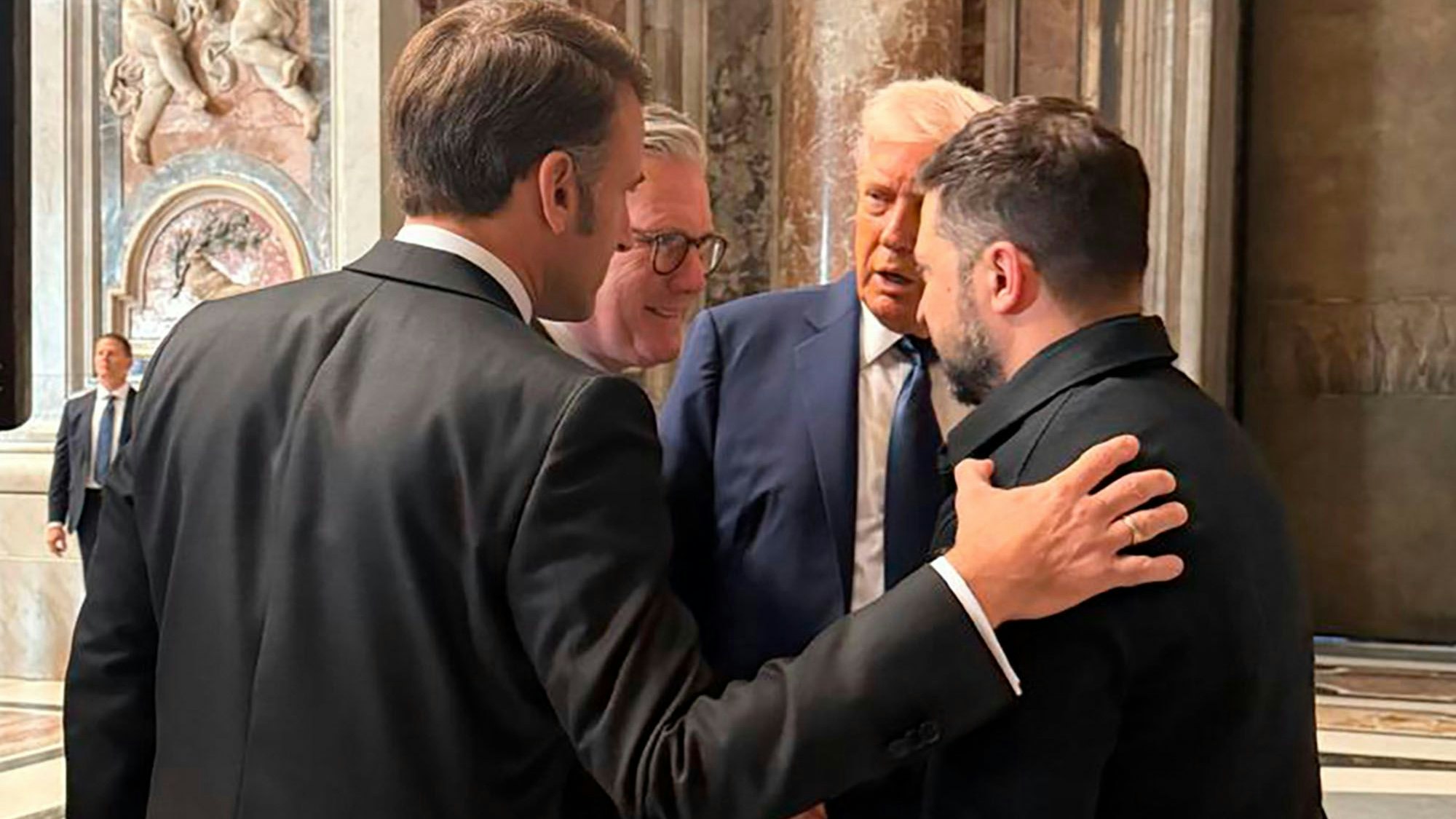 Wolodymyr Selenskyj (r), Präsident Donald Trump (2.v.r), der französische Präsident Emmanuel Macron (l) und der britische Premierminister Keir Starmer bei der Beerdigung von Papst Franziskus im Vatikan.