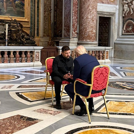 30.11.1979, Vatikan, Vatikanstadt: Auf diesem vom Pressebüro des ukrainischen Präsidenten zur Verfügung gestellten Foto unterhalten sich der ukrainische Präsident (l) und US-Präsident Donald Trump bei der Beerdigung von Papst Franziskus im Vatikan. (alternativer Bildausschnitt) Foto: Uncredited/Ukrainian Presidential Press Service/AP/dpa +++ dpa-Bildfunk +++
