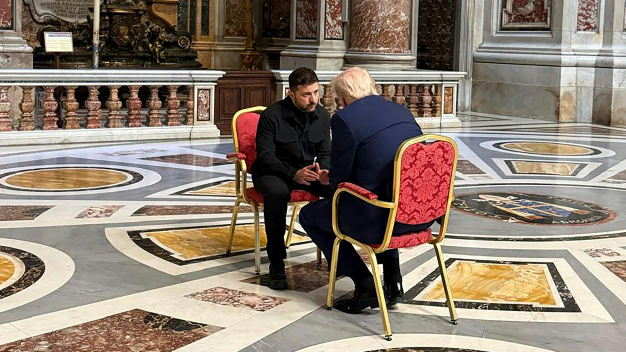 30.11.1979, Vatikan, Vatikanstadt: Auf diesem vom Pressebüro des ukrainischen Präsidenten zur Verfügung gestellten Foto unterhalten sich der ukrainische Präsident (l) und US-Präsident Donald Trump bei der Beerdigung von Papst Franziskus im Vatikan. (alternativer Bildausschnitt) Foto: Uncredited/Ukrainian Presidential Press Service/AP/dpa +++ dpa-Bildfunk +++
