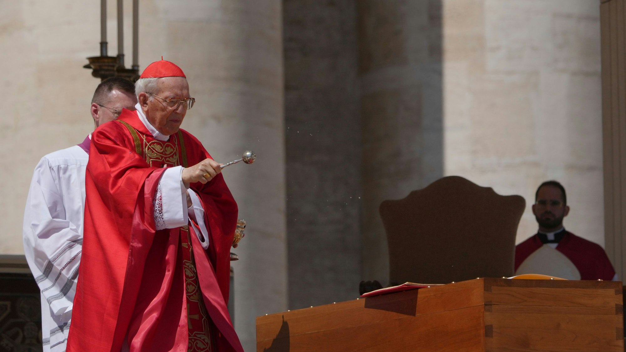 26.04.2025, Vatikan, Vatikanstadt: Der Dekan des Kardinalskollegiums Giovanni Battista Re segnet den Sarg von Papst Franziskus während seiner Beerdigung auf dem Petersplatz im Vatikan. Foto: Alessandra Tarantino/AP/dpa +++ dpa-Bildfunk +++