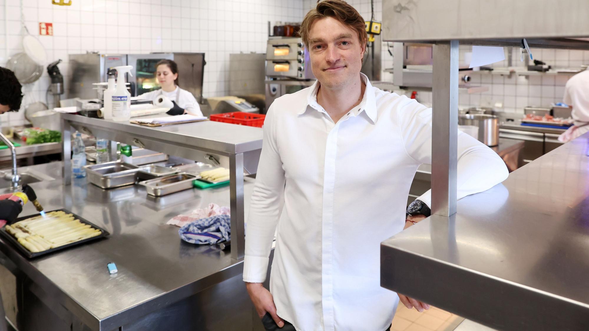 Zu sehen ist Küchenchef Torben Schuster an seinem Arbeitsplatz.