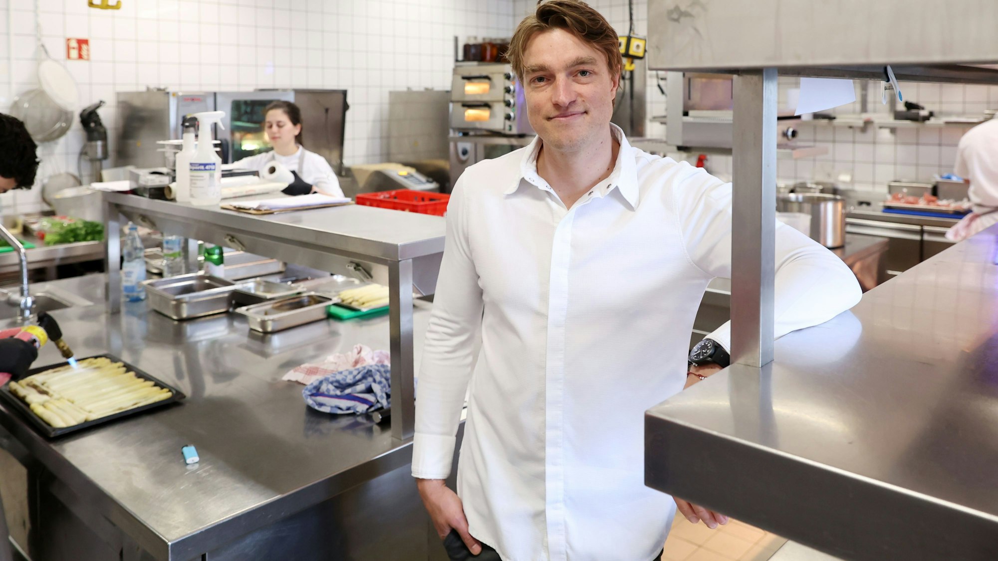 Zu sehen ist Küchenchef Torben Schuster an seinem Arbeitsplatz.