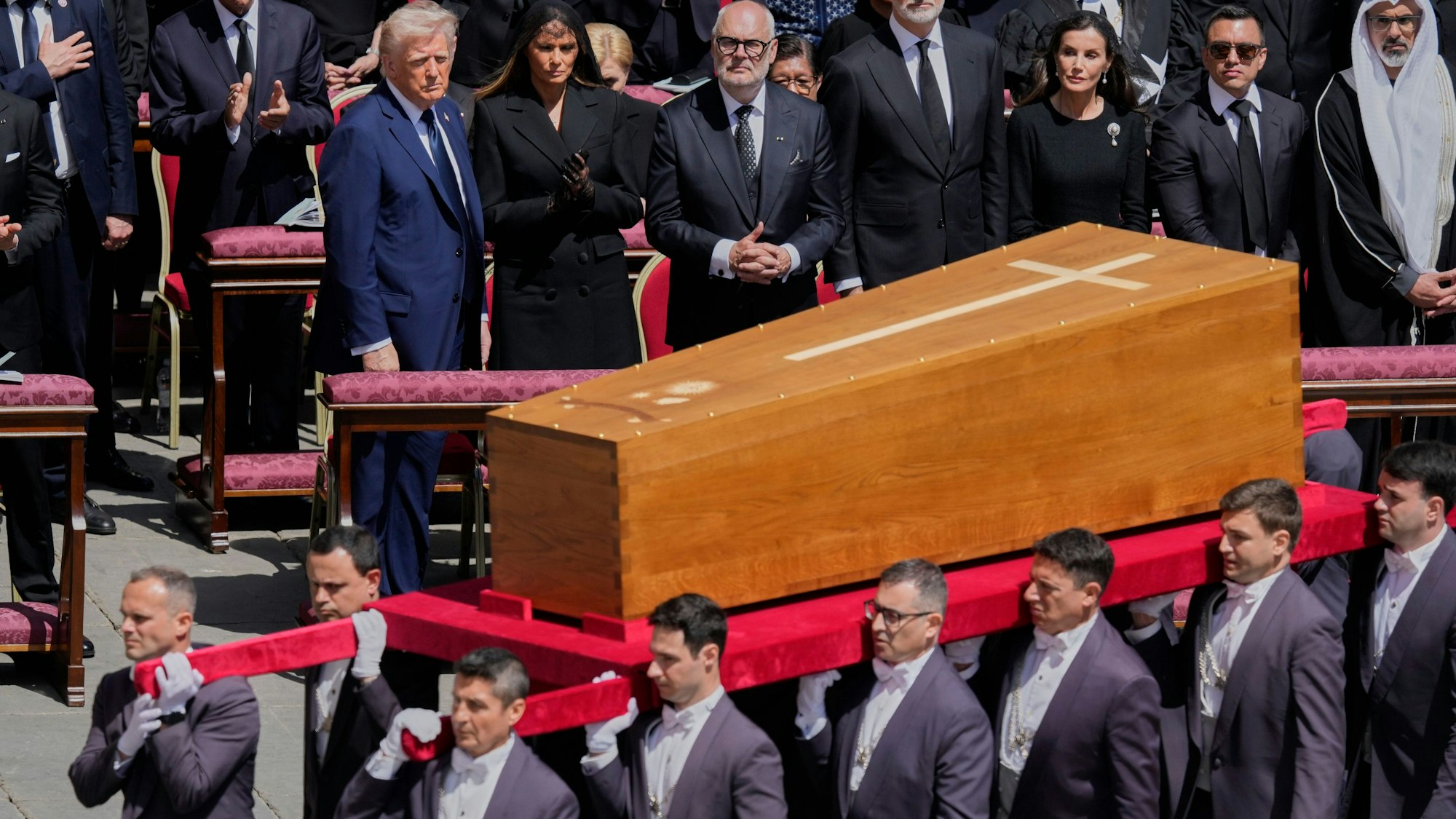 Sargträger tragen den Sarg des verstorbenen Papstes Franziskus nach Beendigung der Trauerfeier vom Petersplatz im Vatikan.