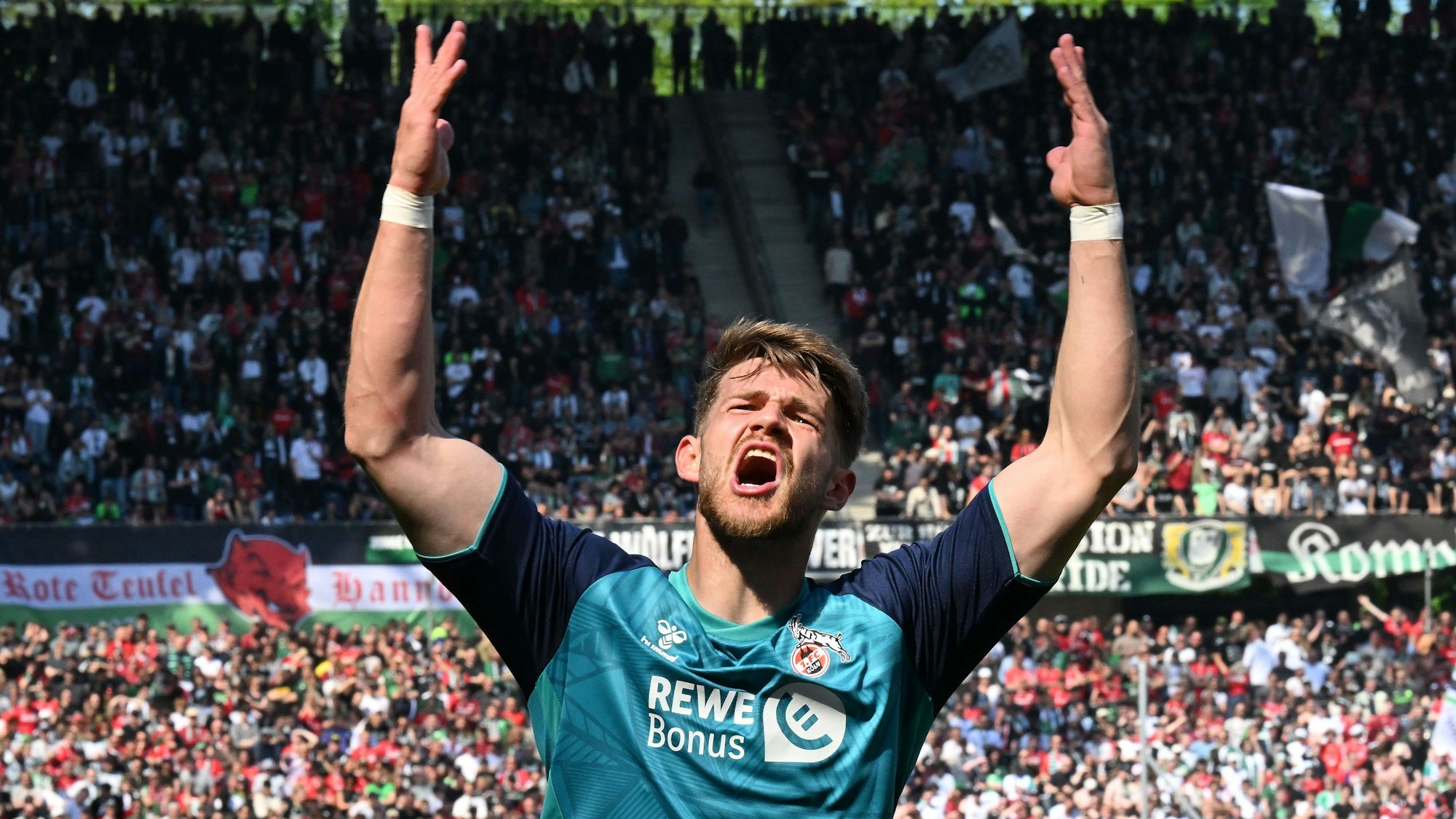 Noch einer der besten Kölner: Jan Thielmann peitscht die Fans an.