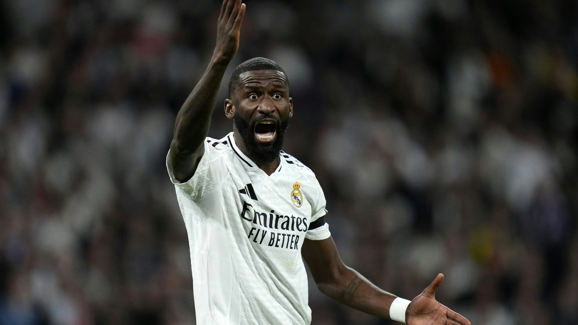 Im Pokalfinale gegen den FC Barcelona leistete sich Antonio Rüdiger (l) einen heftigen Aussetzer.