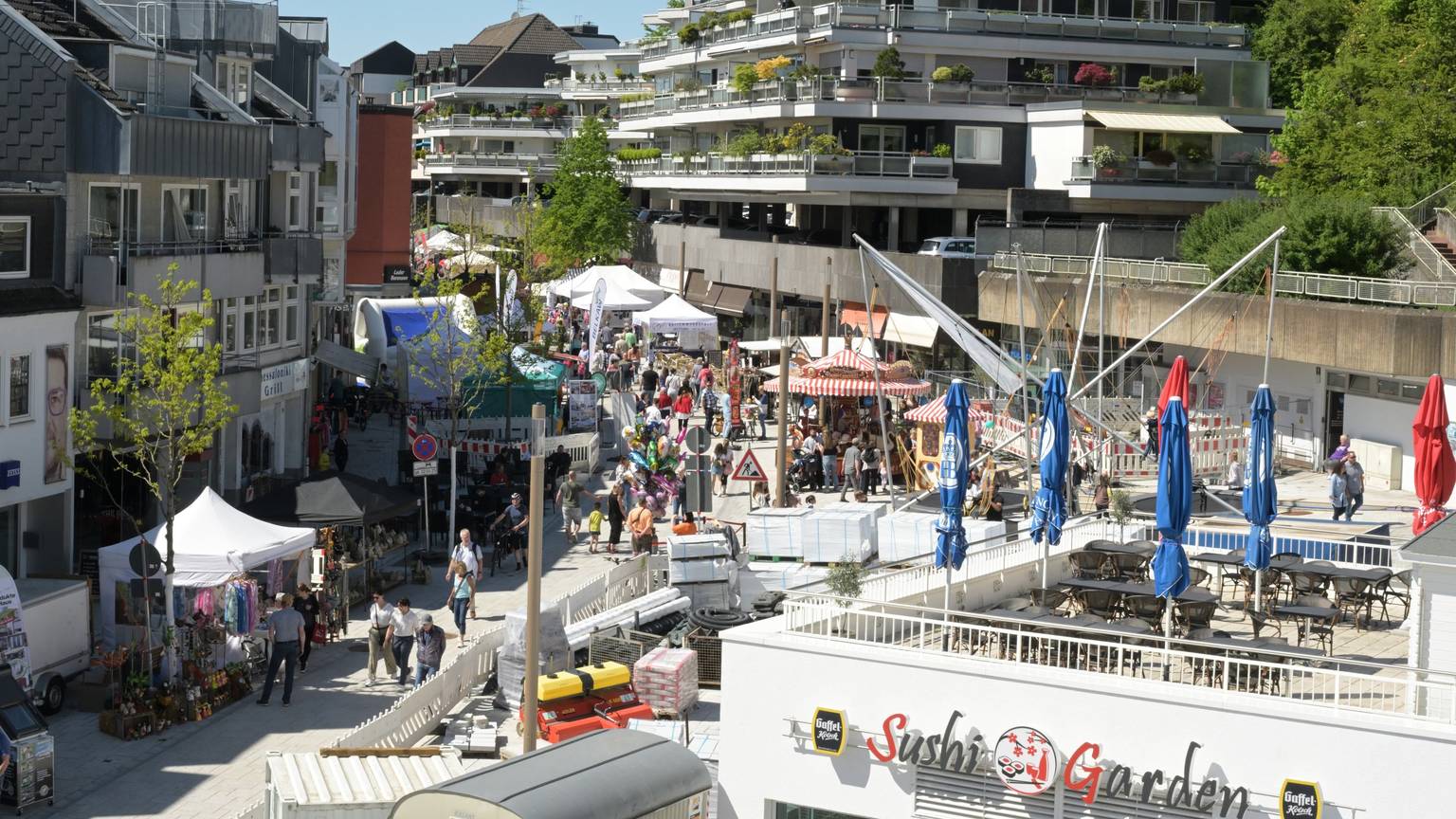 Blick von oben auf die Schloßstraße.