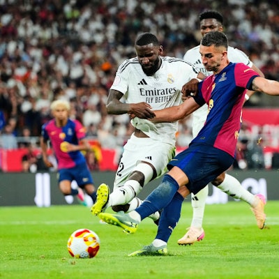 27.04.2025, Spanien, Sevilla: Fußball: Pokal Spanien, FC Barcelona - Real Madrid, Finale, Stadion Estadio de La Cartuja. Real Madrids Antonio Rüdiger (l) kämpft mit Barcelonas Ferran Torres um den Ball. Foto: Jose Breton/AP/dpa +++ dpa-Bildfunk +++