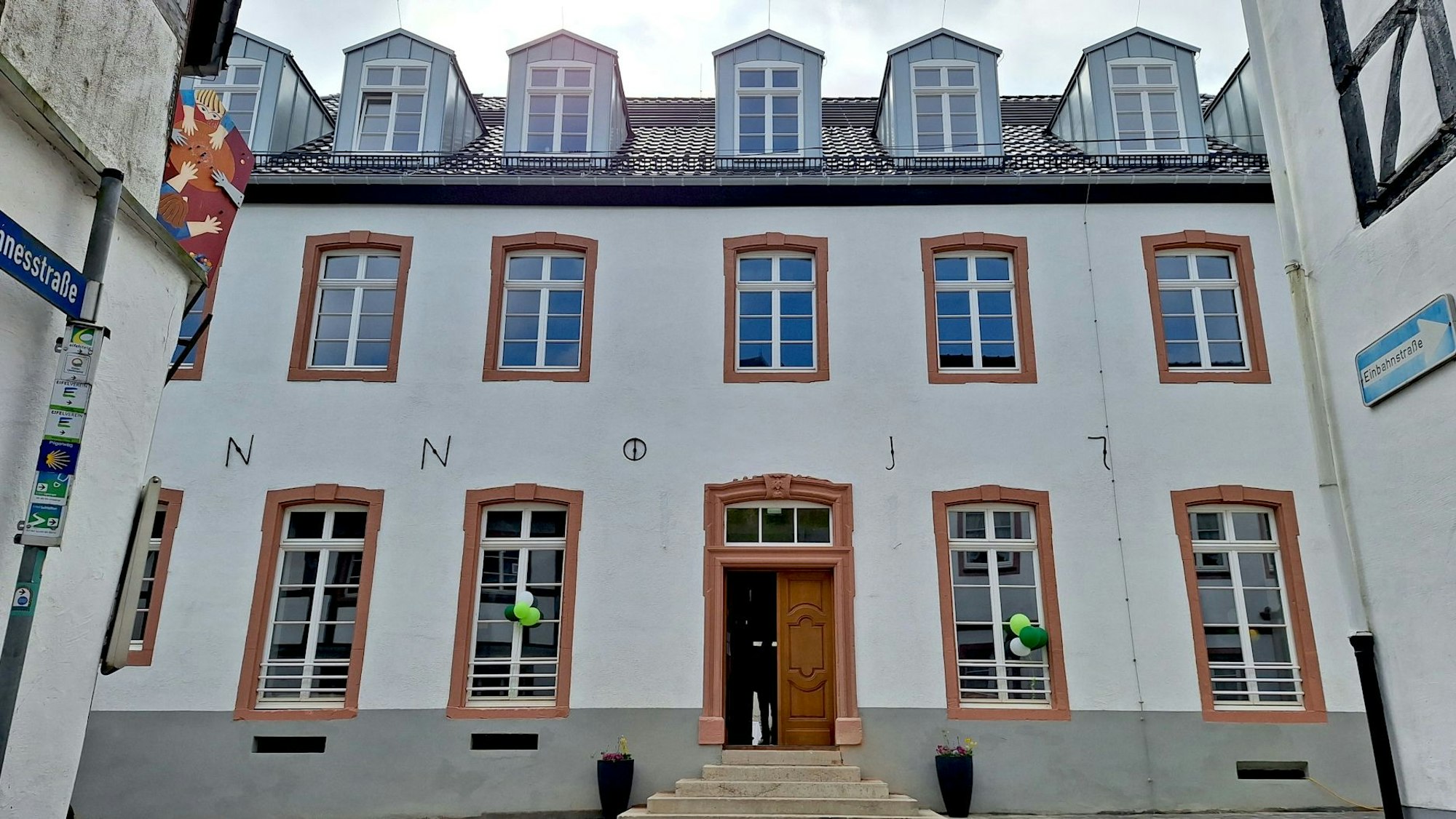 Das umgebaute Gebäude in Blankenheim von vorne betrachtet.