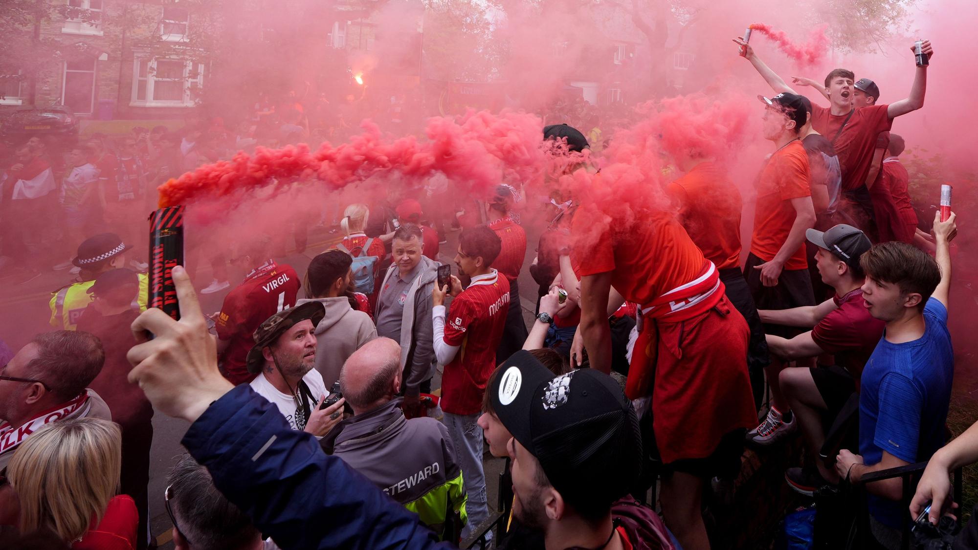 Liverpooler Fans zünden vor dem Premier-League-Spiel Fackeln vor dem Stadion an.