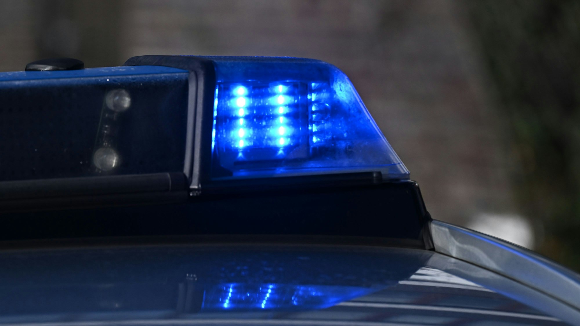 Hintergrund ist den Angaben der Kölner Polizei zufolge offenbar ein Angriff mit einem Messer oder einem anderen scharfen Gegenstand, der sich im Bereich der Zentralbibliothek abgespielt haben soll.