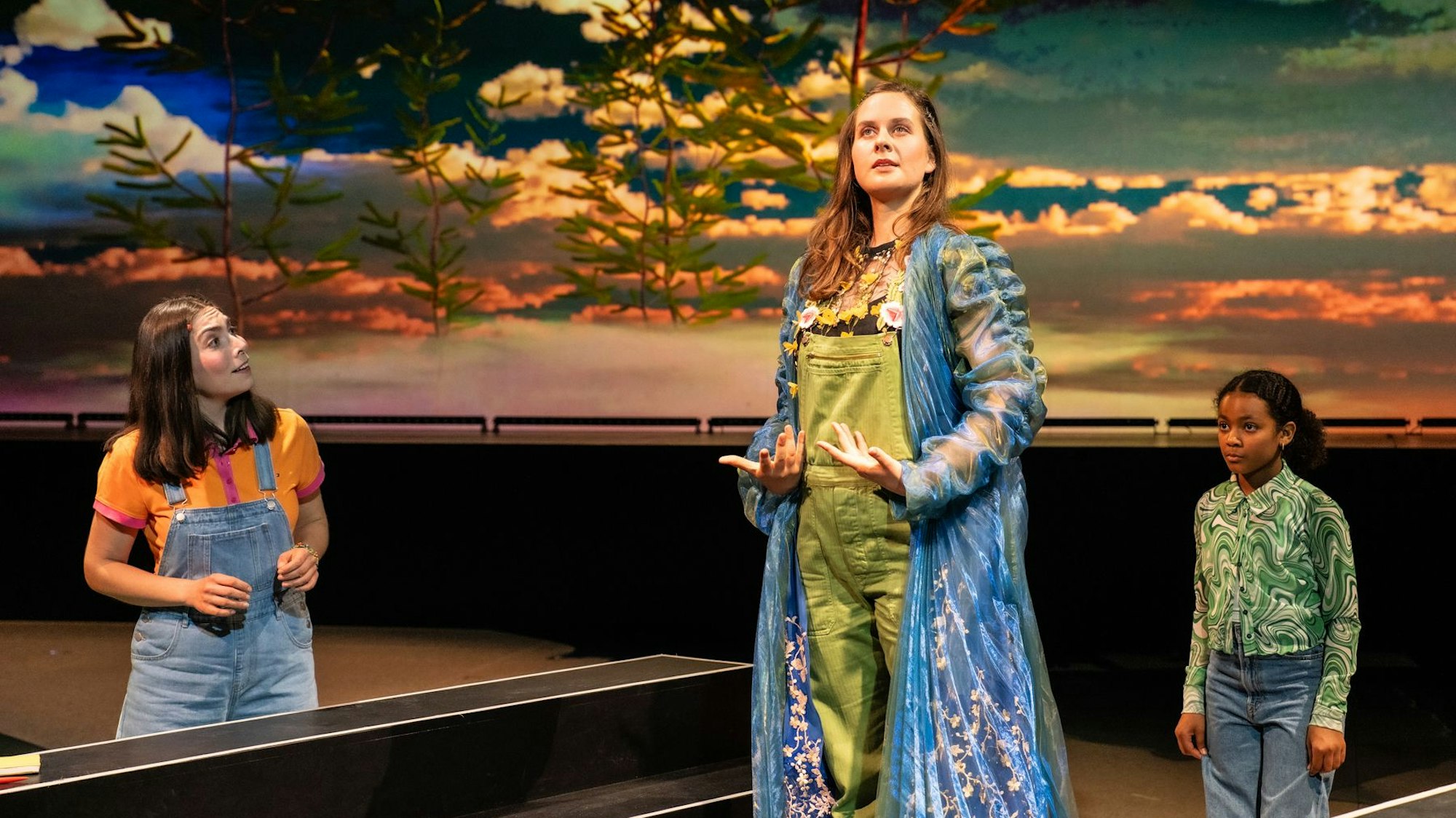 Superheldenmornalos mit Alina König Rannenberg ("Tamina"), Johanna Thomsen ("Sammy"), Jugendchor