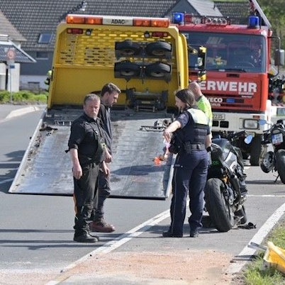 Polizisten und Feuerwehrleute an der Unfallstelle.
