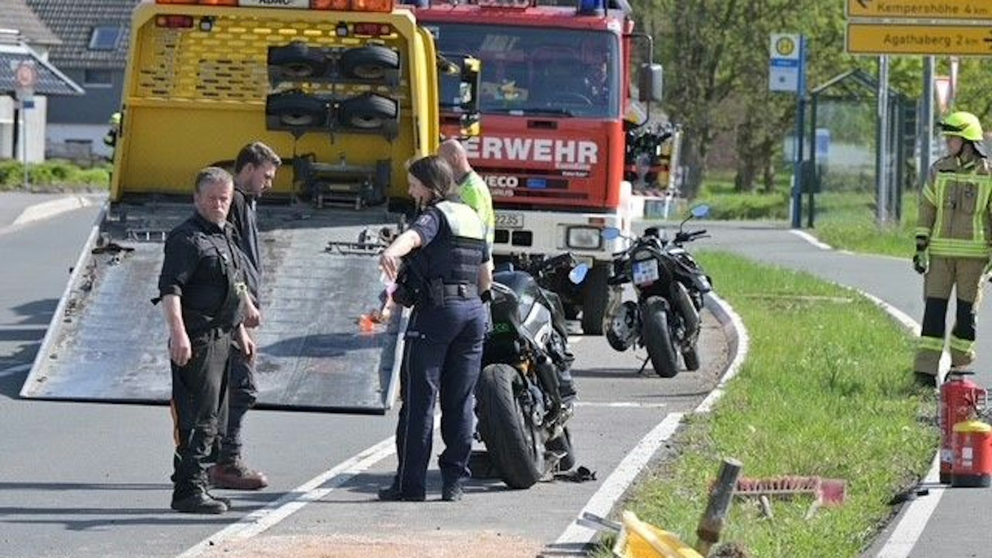 Polizisten und Feuerwehrleute an der Unfallstelle.