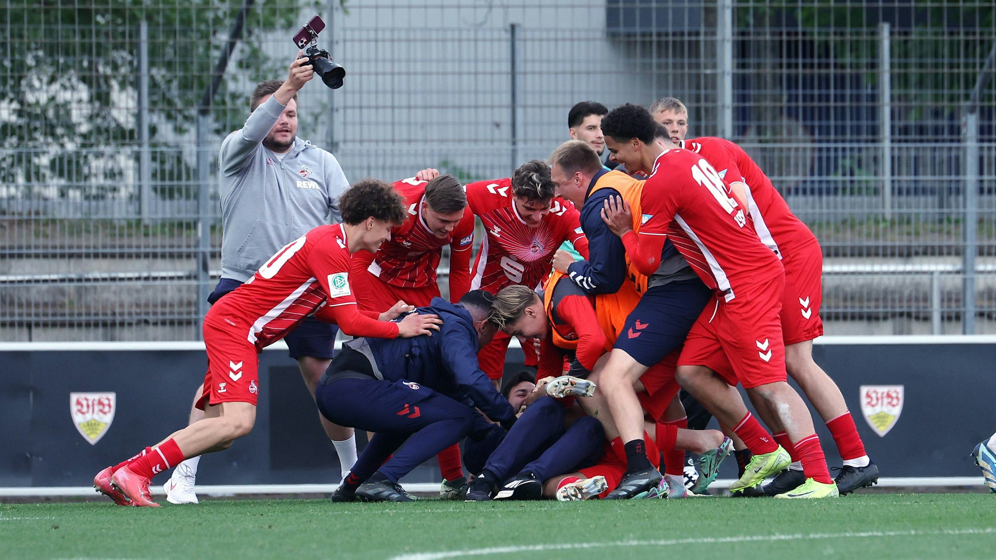 BAU// 26.04.2025 Stuttgart Fußball U19 VfB Stuttgart vs. 1. FC Köln, die Kölner feiern den Treffer zum 3:4 *** BAU 26 04 2025 Stuttgart Football U19 VfB Stuttgart vs 1 FC Cologne, the Cologne team celebrates the goal to 3 4